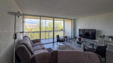 7051 Environ Blvd in Lauderhill, FL - Foto de edificio - Building Photo