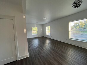 326 S Oakdale Ave in Salina, KS - Building Photo - Building Photo