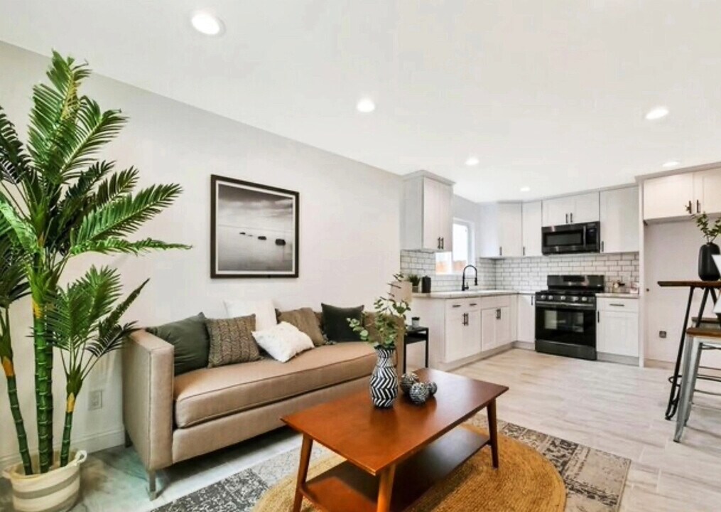 3057 Vineyard Ave in Los Angeles, CA - Building Photo