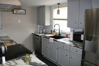 1211 National Pike, Unit Upstairs in Hopwood, PA - Foto de edificio - Building Photo