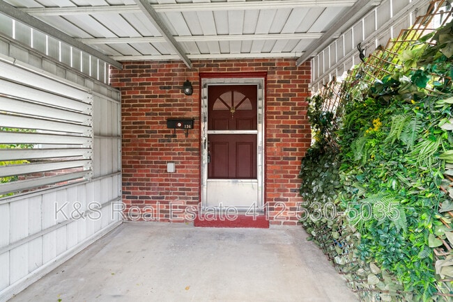 136 Lynnwood Dr in Pittsburgh, PA - Foto de edificio - Building Photo