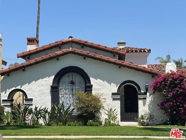 property at 168 N Doheny Dr