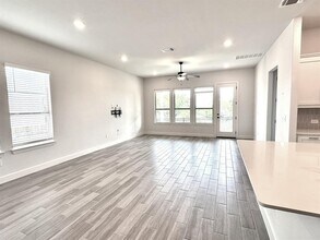 12608 Stanford Dr in Austin, TX - Foto de edificio - Building Photo