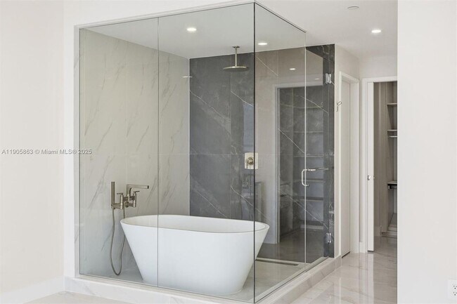 700 NE 24th St in Miami, FL - Building Photo - Building Photo