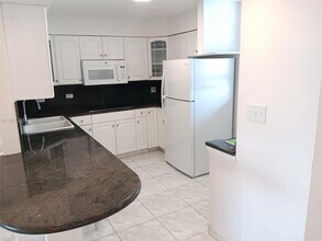 3703 NE 166th St in Miami, FL - Foto de edificio - Building Photo