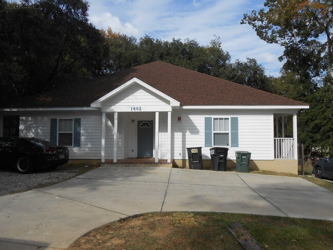 1602 Airport Dr in Tallahassee, FL - Foto de edificio - Building Photo