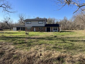 2708 County Road 686 in Brazoria, TX - Foto de edificio - Building Photo