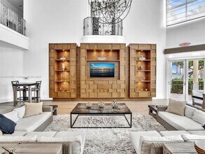 3245 NE 184th St in North Miami Beach, FL - Foto de edificio - Building Photo