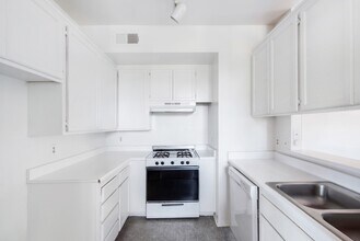 2452 S Centinela Ave, Unit 4 in Los Angeles, CA - Building Photo - Building Photo