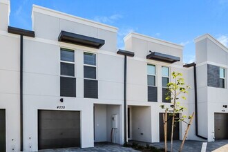 4030 Hot Springs Ave in Palm Springs, FL - Foto de edificio - Building Photo