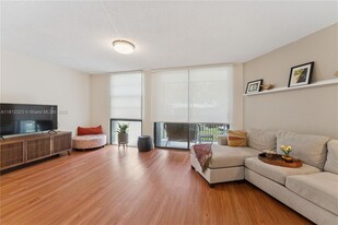 3101 N Country Club Dr, Unit 102 in Aventura, FL - Building Photo