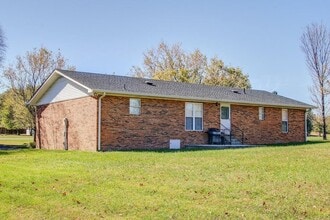 4165 Hawkins Dr in Westmoreland, TN - Foto de edificio - Building Photo