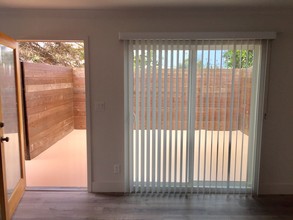 2407 Abbot Kinney Blvd, Unit 2 in Los Angeles, CA - Building Photo - Building Photo