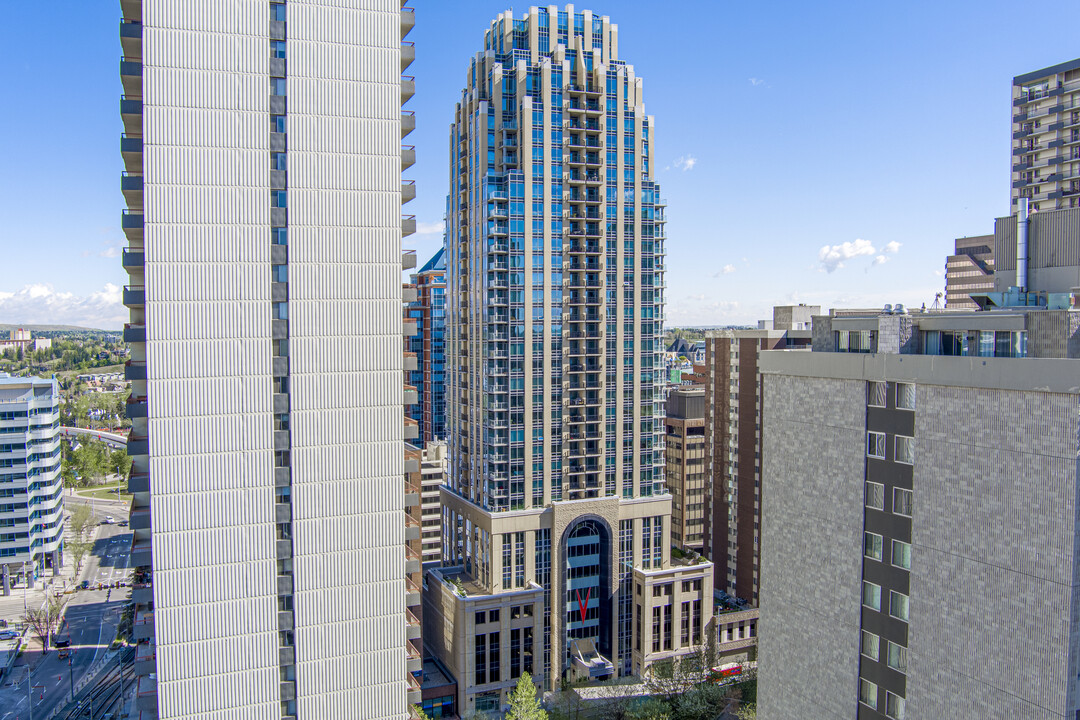 Vogue Condominiums in Calgary, AB - Building Photo