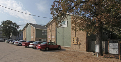 Double Tree Apartments in Denton, TX - Building Photo - Building Photo