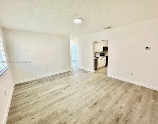1533 NW 53rd St in Miami, FL - Building Photo - Building Photo