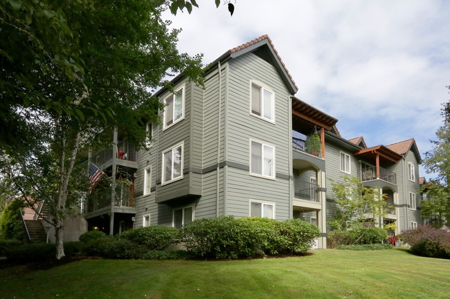 Fanno Creek Village in Tigard, OR - Foto de edificio - Building Photo