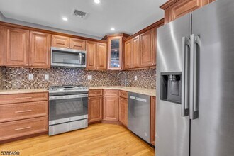 7 Leahy Ct in Franklin Township, NJ - Building Photo - Building Photo