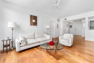 54 Rainey St in Austin, TX - Foto de edificio - Building Photo