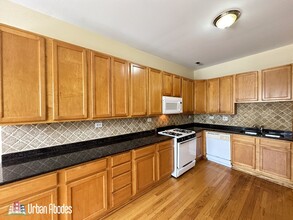 2136 W Chicago Ave, Unit M06B in Chicago, IL - Foto de edificio - Building Photo