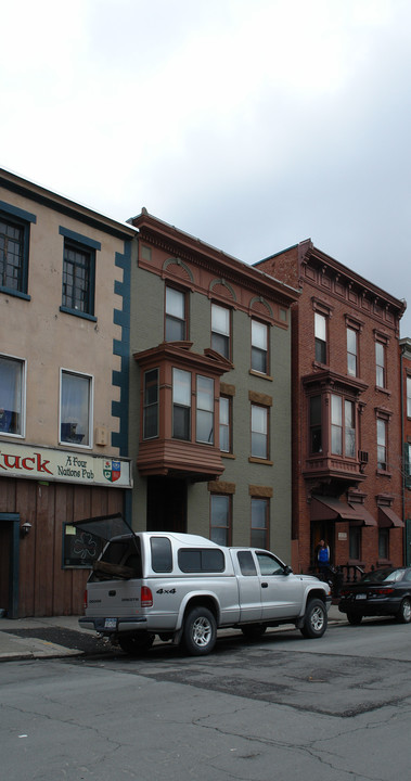 106 3rd St in Troy, NY - Foto de edificio