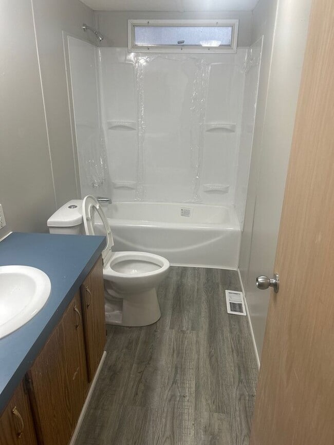 2009 W 3rd St in Newton, KS - Building Photo - Building Photo