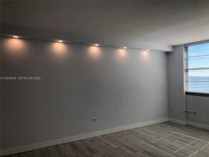 905 Brickell Bay Dr in Miami, FL - Building Photo - Building Photo