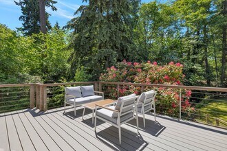5045 W Mercer Way in Mercer Island, WA - Building Photo - Building Photo