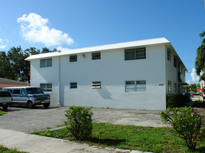 1560 NE 124th St in Miami, FL - Building Photo - Building Photo