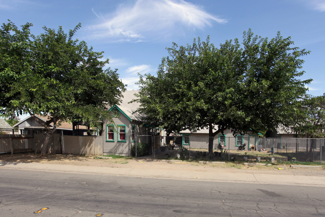 1327 Monterey Ave in Modesto, CA - Foto de edificio