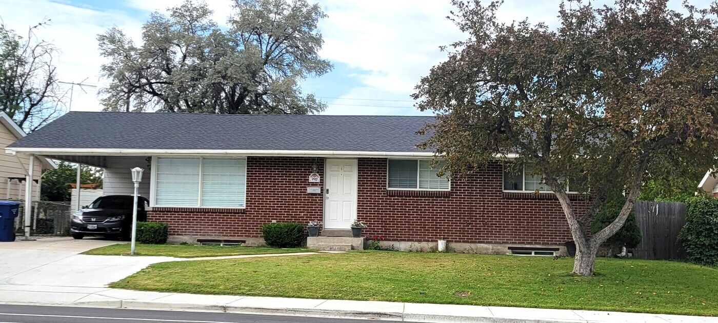 9910 S Sego Lily Dr in Sandy, UT - Foto de edificio