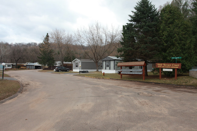 Hill Terrace Court in Knapp, WI - Foto de edificio - Building Photo