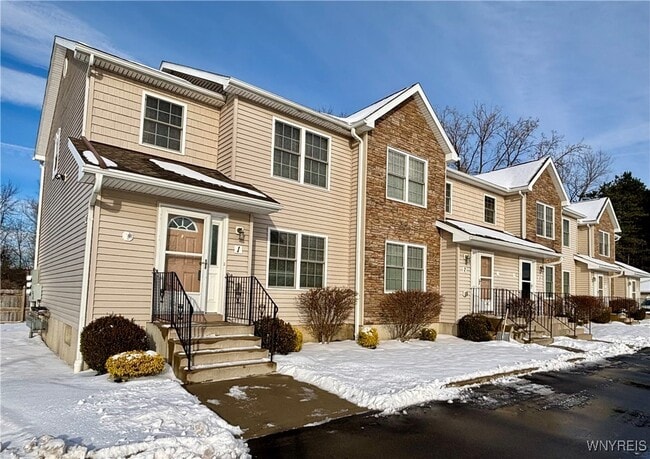 1696 Orchard Park Rd in Buffalo, NY - Building Photo - Building Photo