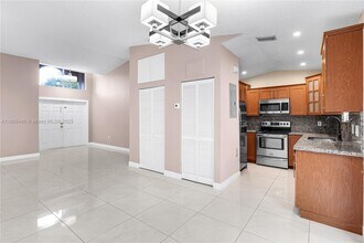 8433 NW 189th St in Hialeah, FL - Building Photo - Building Photo