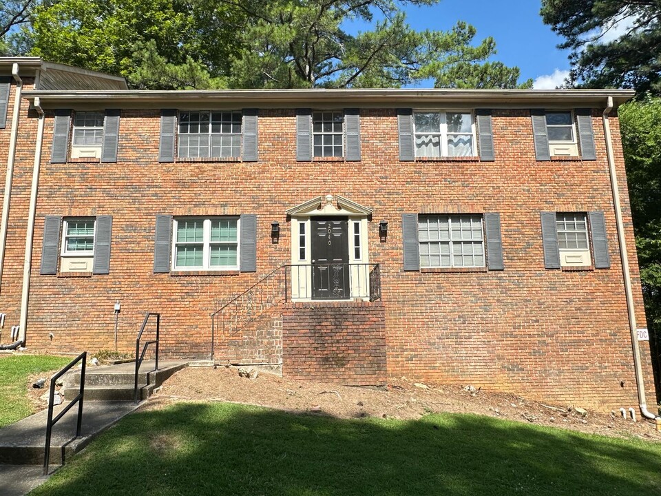 2040 Montreat Cir in Vestavia Hills, AL - Foto de edificio