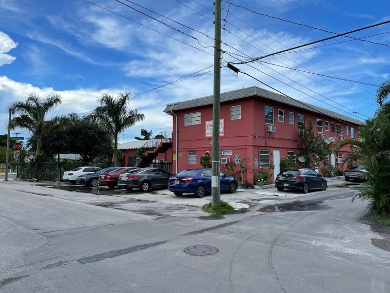 2417 N 19th Ave in Hollywood, FL - Building Photo
