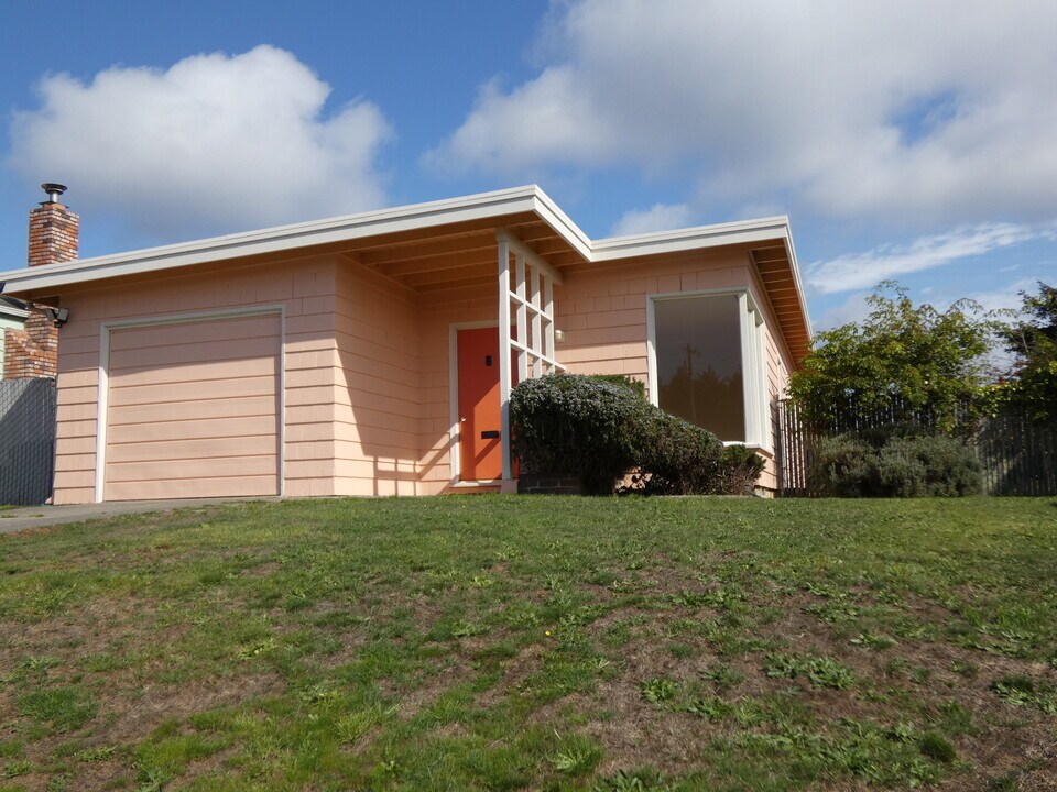 3325 Cottage St in Eureka, CA - Building Photo