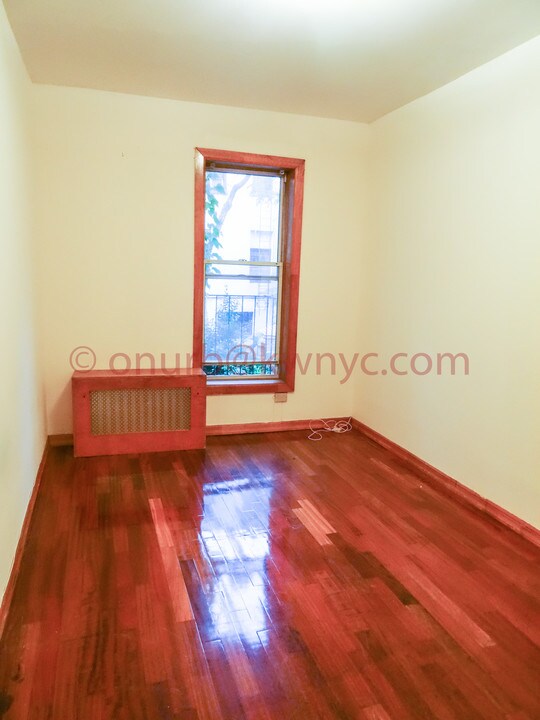 439 W 43rd St in New York, NY - Building Photo
