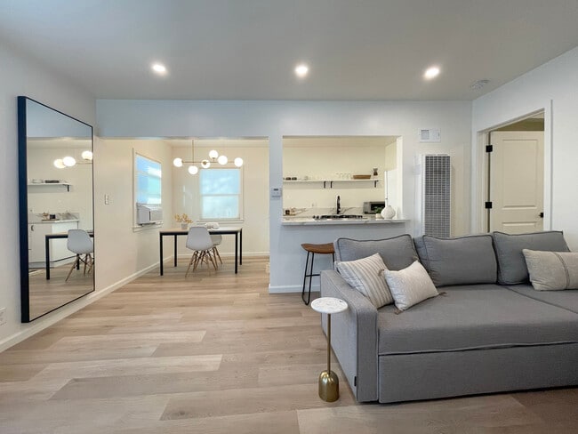 813 W Beach Ave, Unit #3 in Inglewood, CA - Building Photo - Building Photo