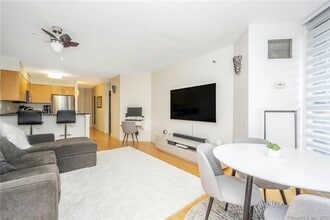25 Forest St in Stamford, CT - Building Photo - Building Photo