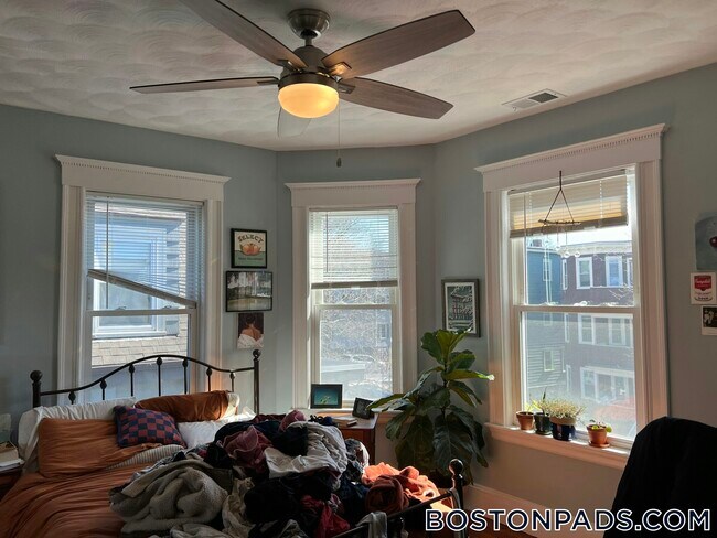 305 Highland Ave, Unit 3 in Somerville, MA - Building Photo - Building Photo