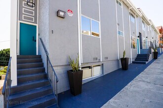 900 College St. in Los Angeles, CA - Building Photo - Building Photo