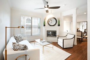 St Moritz in Dallas, TX - Building Photo