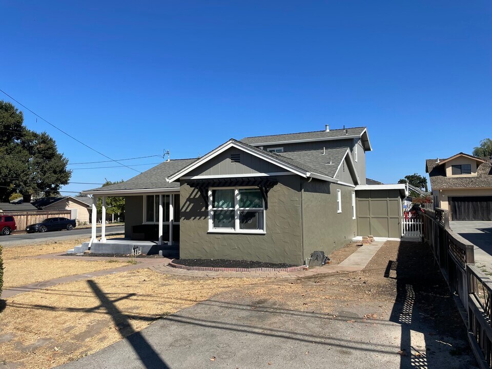 980 Hillcrest Rd in Hollister, CA - Building Photo