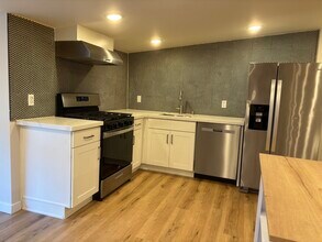 2505 NE 140th St, Unit B in Seattle, WA - Foto de edificio - Building Photo