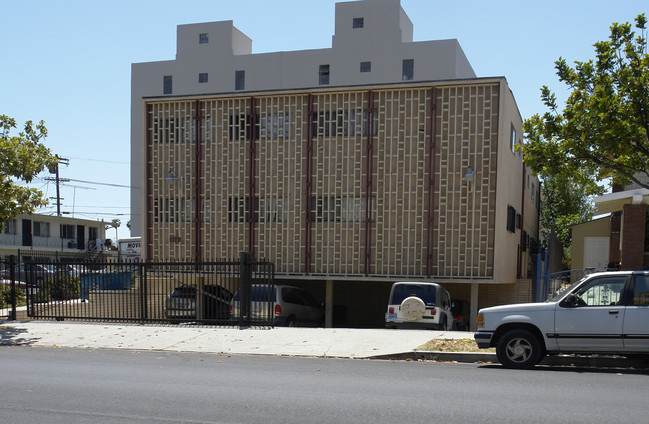 111 N Oxford Ave in Los Angeles, CA - Foto de edificio - Building Photo