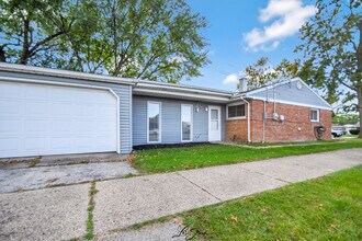 17103 Burnham Ave in Lansing, IL - Foto de edificio - Building Photo