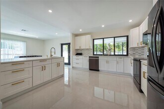 4700 McKinley St in Hollywood, FL - Building Photo - Building Photo
