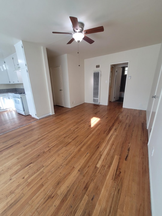 2985 San Marino St in Los Angeles, CA - Building Photo