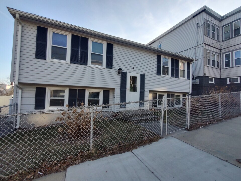 133 Bellingham St, Unit 2 in Chelsea, MA - Building Photo